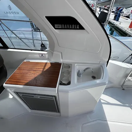 Trim Nautica Charter 船屋