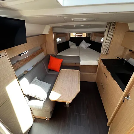 Trim Nautica Charter 船屋