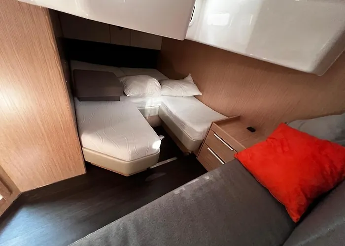 Botel Trim Nautica Charter *