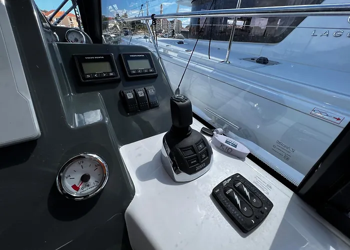 Trim Nautica Charter Botel