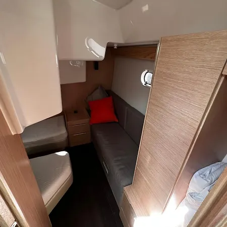 Trim Nautica Charter ספינת מלון *