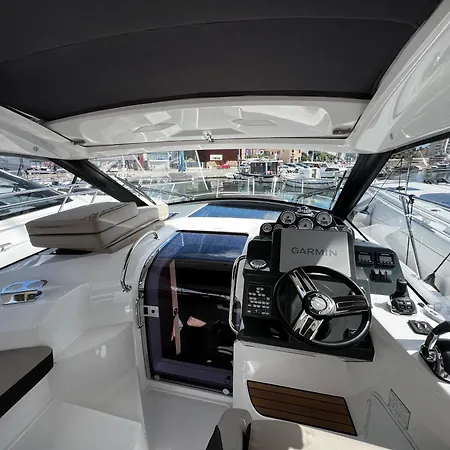 Trim Nautica Charter Hotel en barco