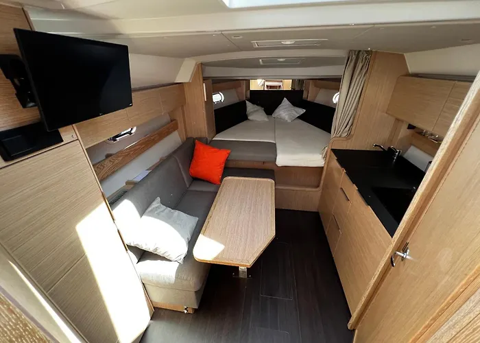 Trim Nautica Charter ספינת מלון
